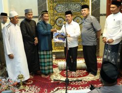 Safari Ramadhan, Sekda Makassar Serahkan Bantuan Hibah Pembangunan Masjid