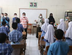 Wakil Walikota Makassar Pantau Screening Menggunakan Alat Tes GeNose Bagi Siswa Tingkat Sekolah Dasar