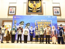 Wakil Walikota Makassar Berikan Penghargaan, Tanda Terima Kasih Pemkot Makassar Dalam Mendukung Percepatan Vaksinasi