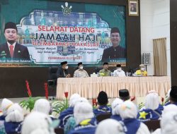 Lepas Jamaah Haji Kloter 1, Sekda Kota Makassar Ingatkan Jaga Selalu Kesehatan