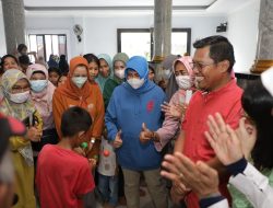 Kunjungi Korban Terdampak Banjir Kelurahan Laikang, Ketua TP PKK Makassar Berikan Bantuan