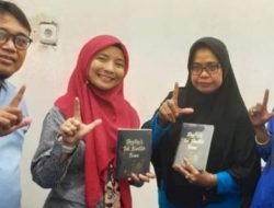 Manager Digital Lifestyle Telkomsel Serahkan Buku Ke Dinas Perpustakaan Makassar