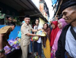 Silaturahmi Bersama Warga di Lorong Wisata, Dinas Kominfo Makassar Bagi-Bagi Paket Sembako