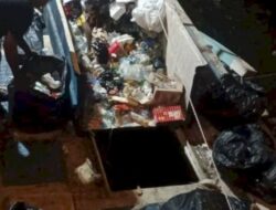 Tim Pattasaki DP2 Kota Makassar Rutin Bersihkan Sampah Di Permukaan Pantai Losari