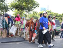 Berjalan Kaki Sepanjang 3 Km, Wakil Wali Kota Makassar Tanam Pohon dan Pantau Aksi Jumat Bersih