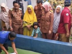 Kadis DP2 Kota Makassar Salurkan Langsung Bantuan Pakan Dan Benih Ke KWT