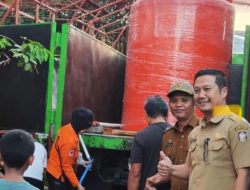 Plt Camata Bontoala Pantau Langsung Penyaluran Air Bersih Ke Warga Yang Terdampak Kekeringan