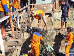 Satgas Kebersihan Kecamatan Bontoala Bersihkan Sampah Kanal