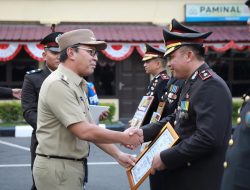 Walikota Makassar Terima Penghargaan dari Kapolda Sulsel pada Hari Bhayangkara di Mapolda Sulsel