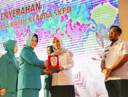 Sinergi TP PKK dan OPD Pemkot Makassar, Indira Yusuf Ismail Serahkan Plakat Penghargaan di HKG ke-52