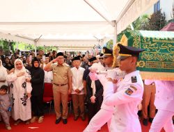 Tangis Danny Pomanto Pecah Saat Upacara Pelepasan Jenazah Almarhum Camat Ujung Pandang Syahrial Syamsuri