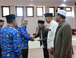 Wali Kota Makassar Serahkan SK Penetapan kepada Puluhan Imam Kelurahan