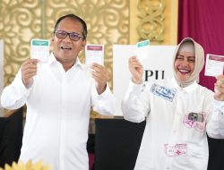 Walikota Makassar Danny Pomanto bersama Istri  ke TPS 001 Salurkan Hak Pilihnya di Pilkada Serentak 2024