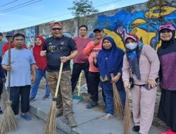 Dukung Program Sabtu Bersih, Plt Kepala DPPKB Kota Makassar Pimpin Langsung Kegiatan Kerja Bakti