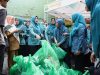 TP PKK dan Dekranasda Kota Makassar Salurkan Bantuan Pangan kepada 830 Perempuan Pra Sejahtera di 15 Kecamatan