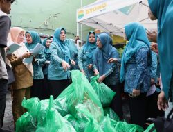 TP PKK dan Dekranasda Kota Makassar Salurkan Bantuan Pangan kepada 830 Perempuan Pra Sejahtera di 15 Kecamatan