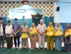 Munafri Serahkan Paket Sembako Usai Sholat Subuh Berjamaah di Mesjid Haqqul Yaqin