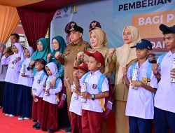 Pemkot Makassar Salurkan Seragam Sekolah Gratis bagi 150 Siswa di Kepulauan Sangkarrang